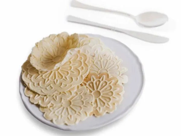 Ferro Ferratelle Cbe Manuale 1510100: Accessorio di tradizione abruzzese per la preparazione di deliziose ferratelle, con manici in legno e disegno circolare a petali. | Dematteis.it