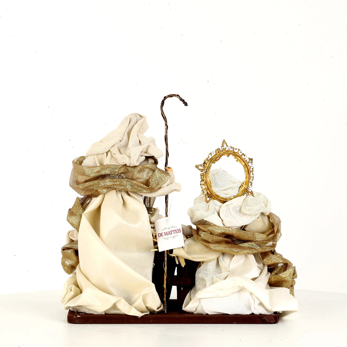 De Matteis, Natività su base beige rame marrone oro 28x16x27 cm con figure in tessuto beige e inserti dorati, aureola decorativa e bastone del pastore - DeMatteis.it