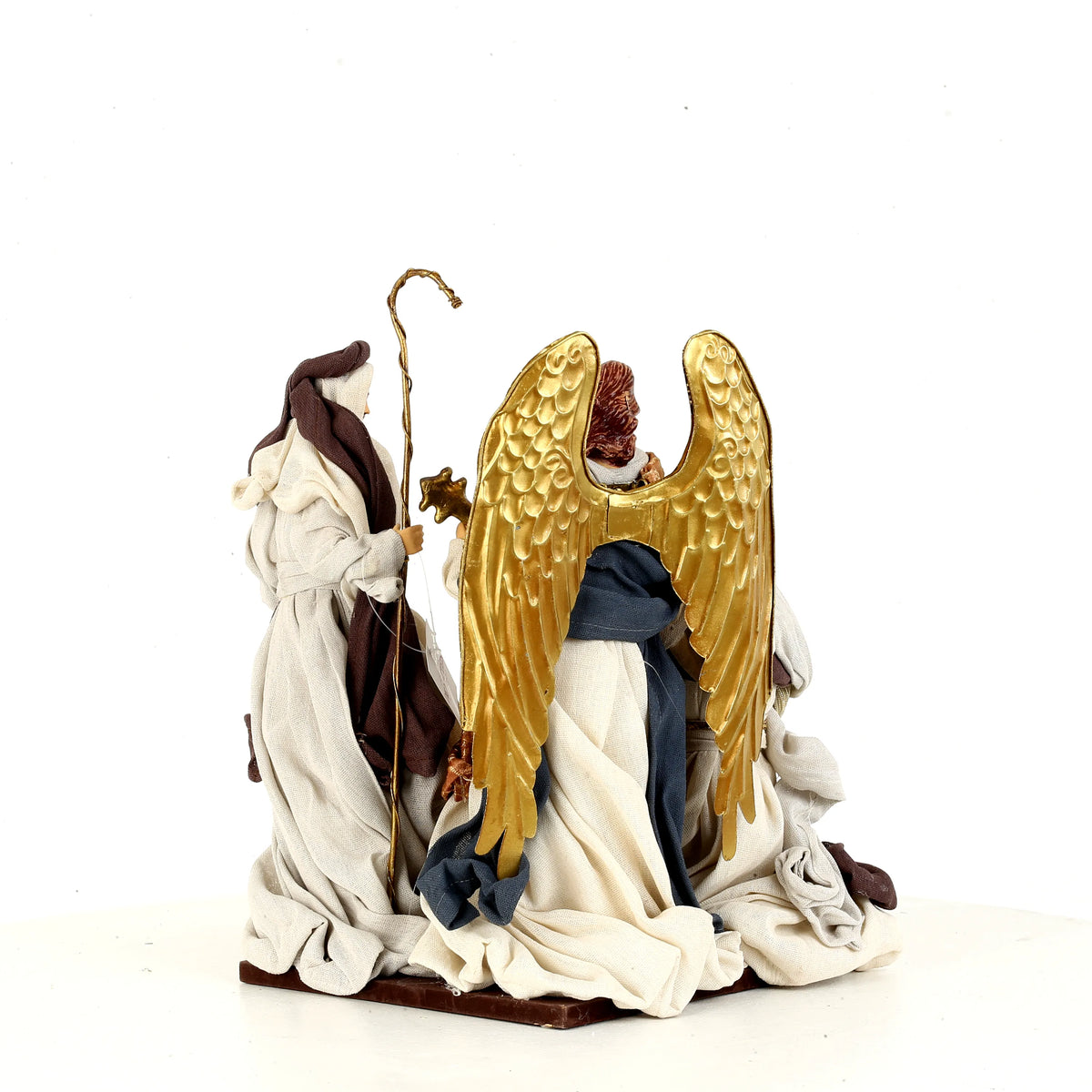 De Matteis, Natività su base con angelo 23x23x28 cm con figure in tessuto drappeggiato bianco e blu, angelo dalle ali dorate e San Giuseppe con bastone - DeMatteis.it