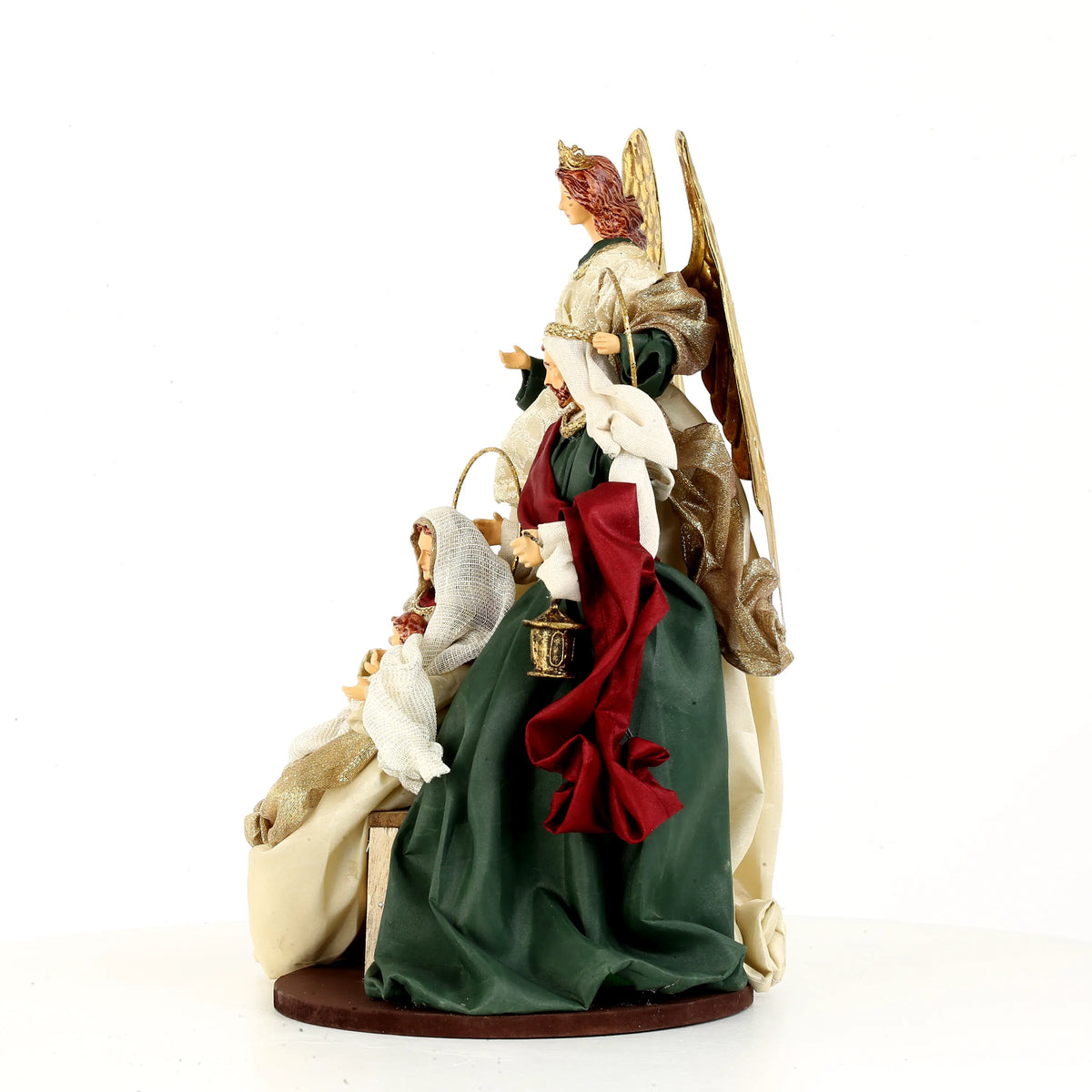 De Matteis, Natività su base con angelo 23x23x40 cm con figure in vesti dorate e colorate, tessuti pregiati verde e rosso su base in legno scuro - DeMatteis.it