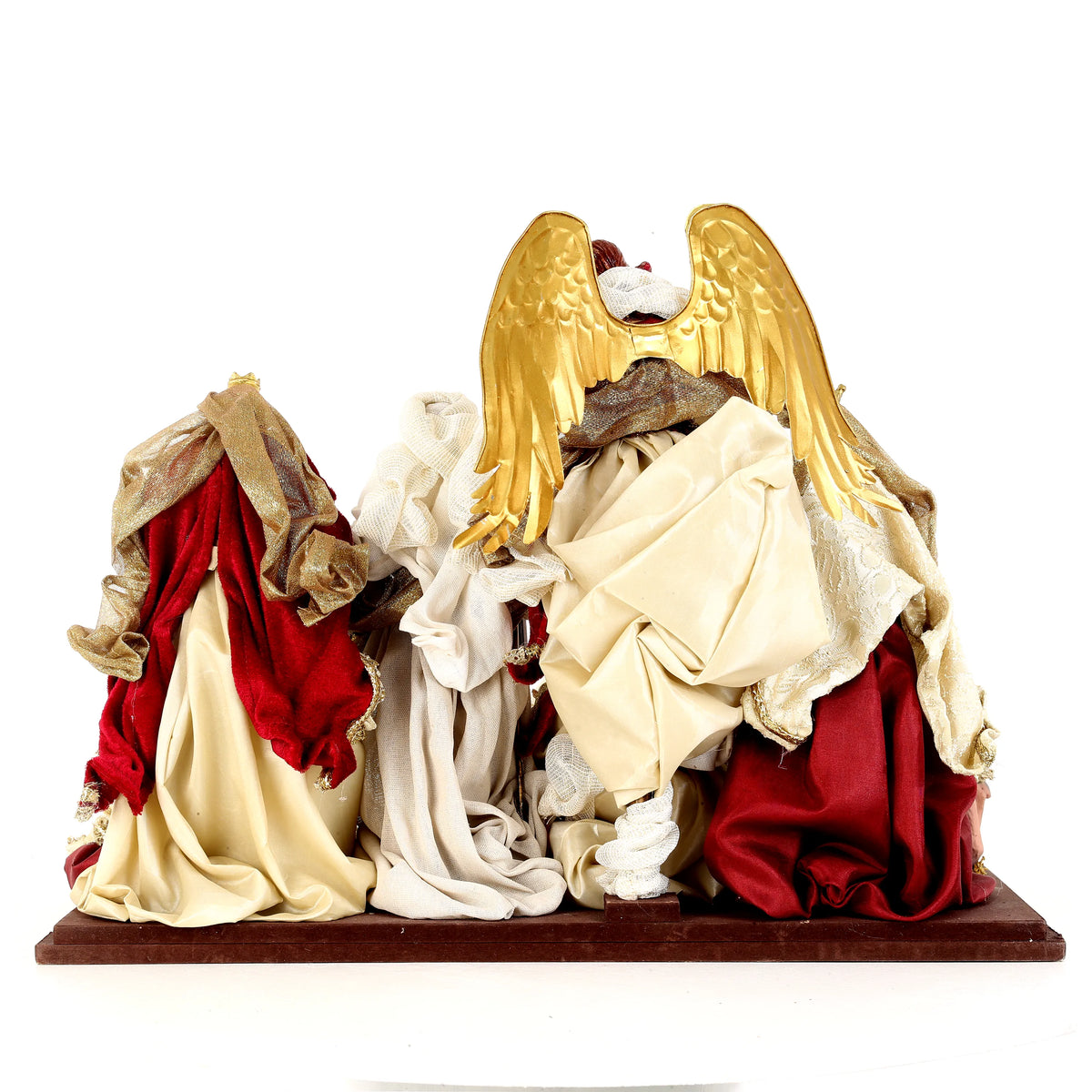 De Matteis, Natività con angelo su base bordeaux 50x28x39 cm con figure in tessuto rosso e avorio, ali dorate e base in legno scuro - DeMatteis.it