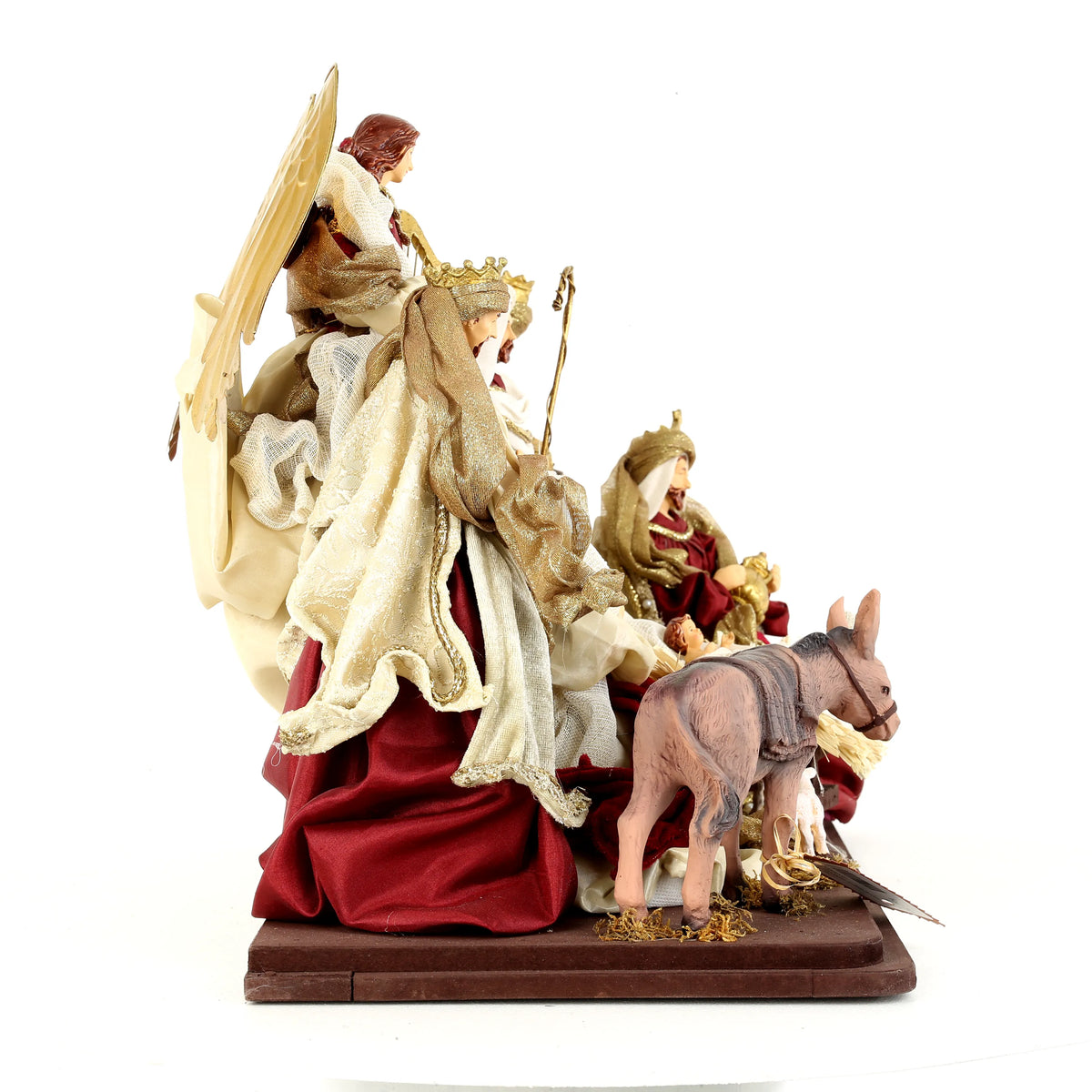 De Matteis, Natività con angelo su base bordeaux 50x28x39 cm con figure in tessuto dorato e rosso, Sacra Famiglia, asinello e decorazioni dorate - DeMatteis.it