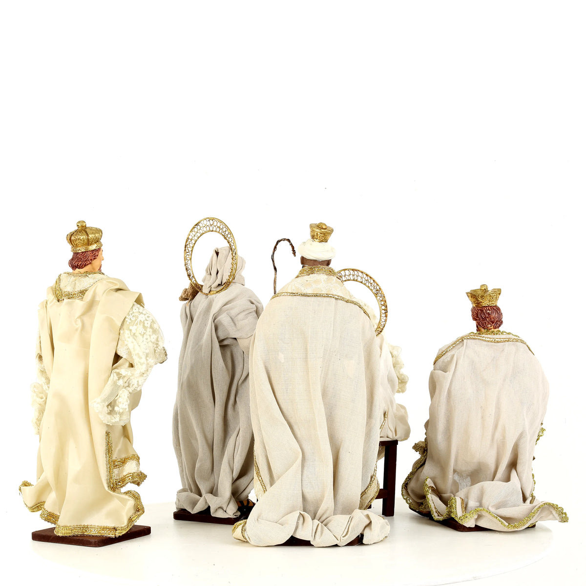 De Matteis, Natività su base colori pregiati 40x40x25 cm vista posteriore con figure in tessuto bianco e dettagli dorati su base in legno - DeMatteis.it