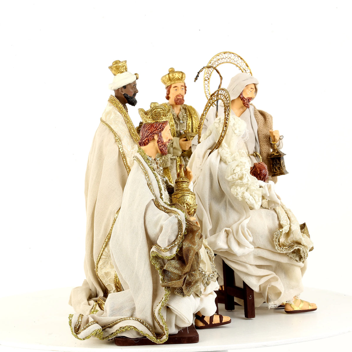 De Matteis, Natività su base colori pregiati 40x40x25 cm con figure di Maria, Giuseppe e Re Magi in vesti bianche con ricami dorati e dettagli preziosi - DeMatteis.it