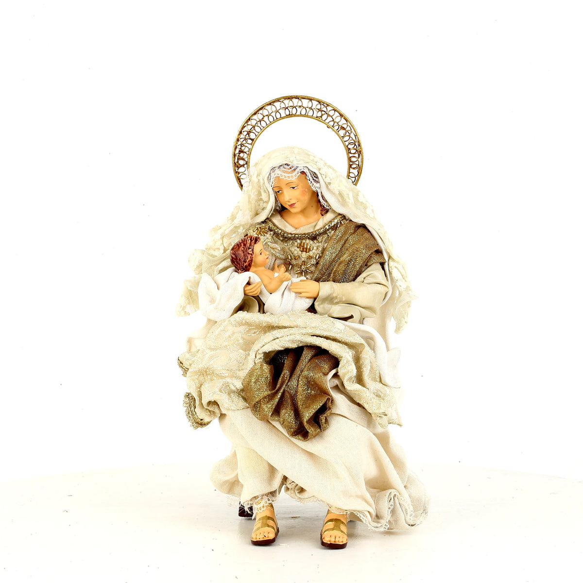 De Matteis, Natività su base colori pregiati 40x40x25 cm con Madonna in vesti dorate e aureola traforata che tiene Gesù bambino in braccio - DeMatteis.it