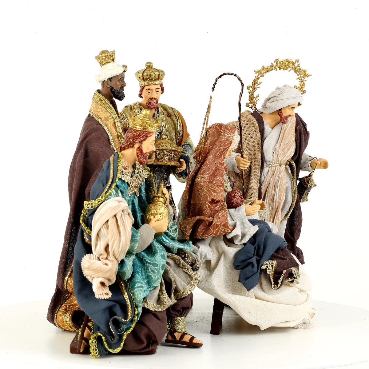 De Matteis, Natività su base colori pregiati 40x25x40 cm con Sacra Famiglia e Re Magi in tessuti pregiati decorati con ricami dorati e corone elaborate - DeMatteis.it