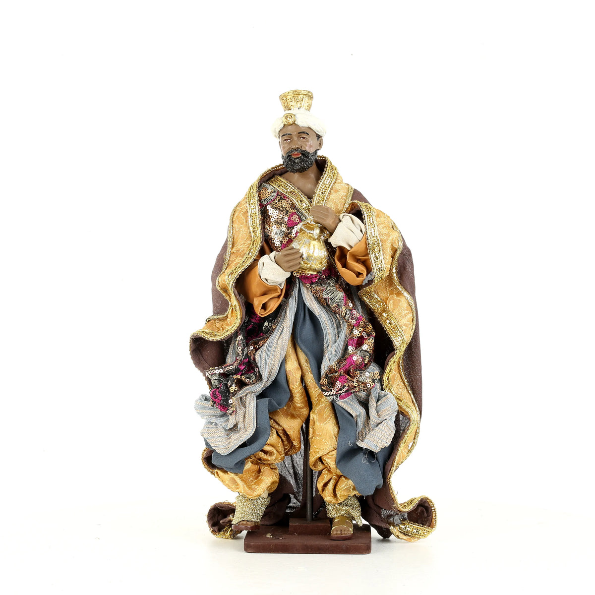 De Matteis, Natività su base colori pregiati 40x25x40 cm con Re Magio in tessuti dorati e broccati decorati con ricami floreali rosa e corona dorata - DeMatteis.it
