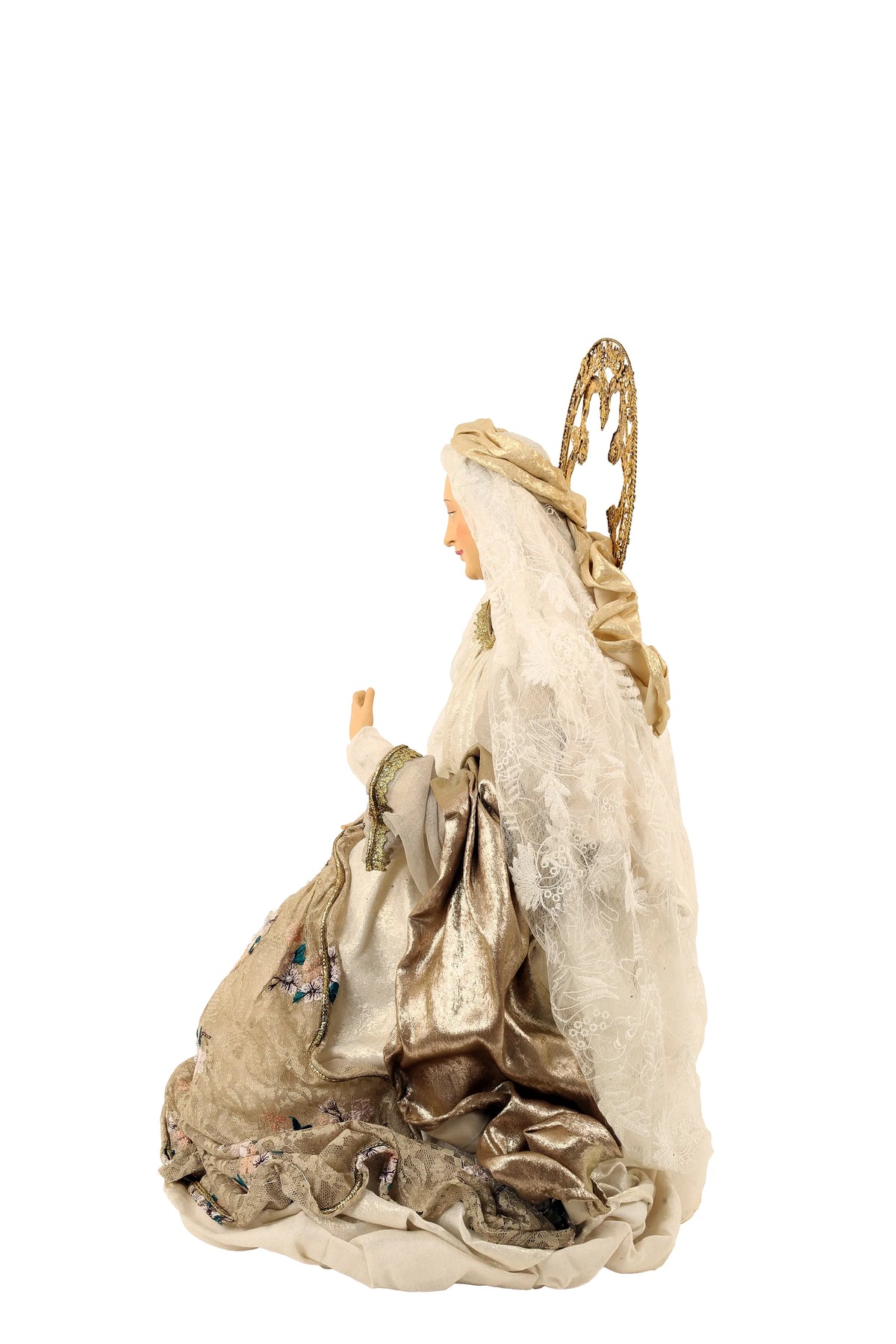 De Matteis, Natività 6 Pezzi Lailah Vestiti Colorati 90 cm con figura femminile in abiti dorati e beige con velo bianco ricamato e aureola decorativa - DeMatteis.it