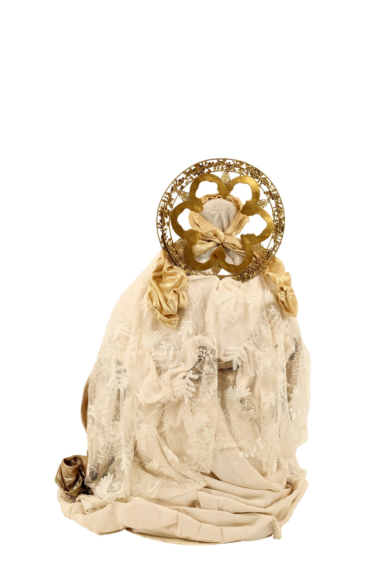 De Matteis, Natività 6 pezzi Lailah vestiti colorati 90 cm con aureola dorata traforata e veli in tessuto beige decorati con motivi floreali ricamati - DeMatteis.it