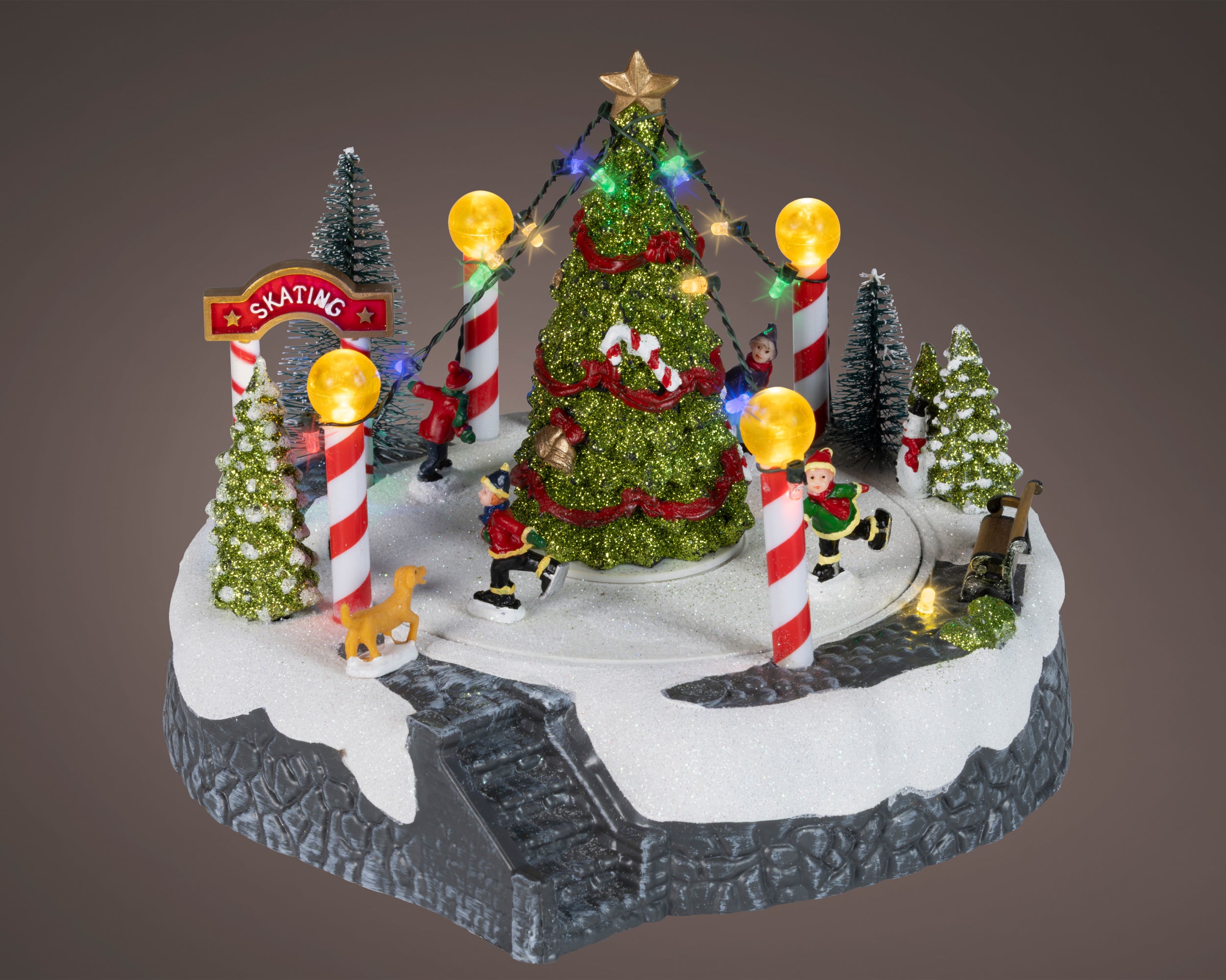 Kaemingk, Scenario Bimbi Che Pattinano luce calda D 22x20 cm, ambientazione Lemax con pista di pattinaggio, albero innevato e insegna Skating, illuminazione a led multicolore - DeMatteis.it