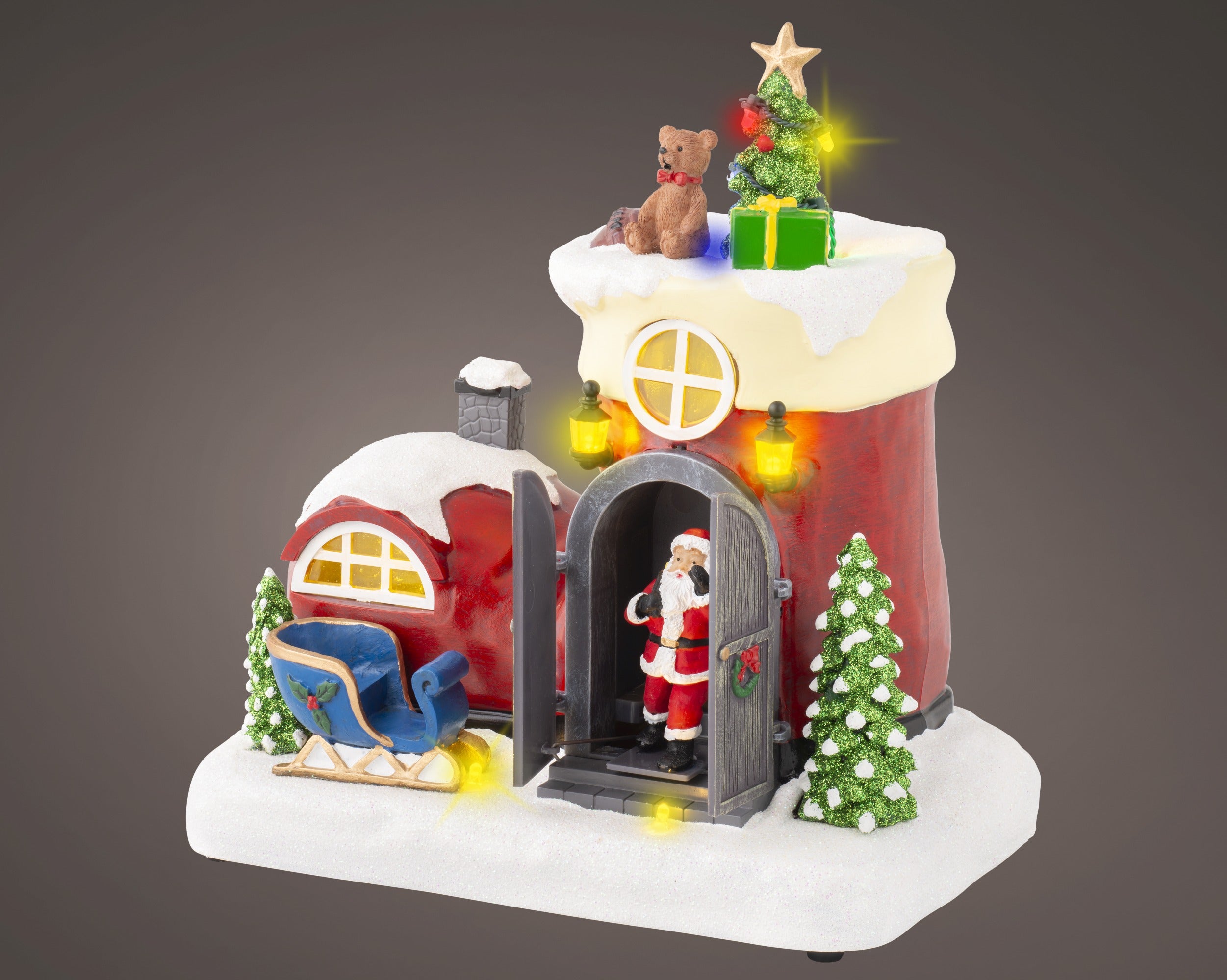 Kaemingk, Scenario Babbo Con Scarpone 15x22x24 cm, ambientazione Lemax con casetta illuminata a LED, porta apribile con Babbo Natale, slittino, alberelli e orsetto sul tetto - DeMatteis.it