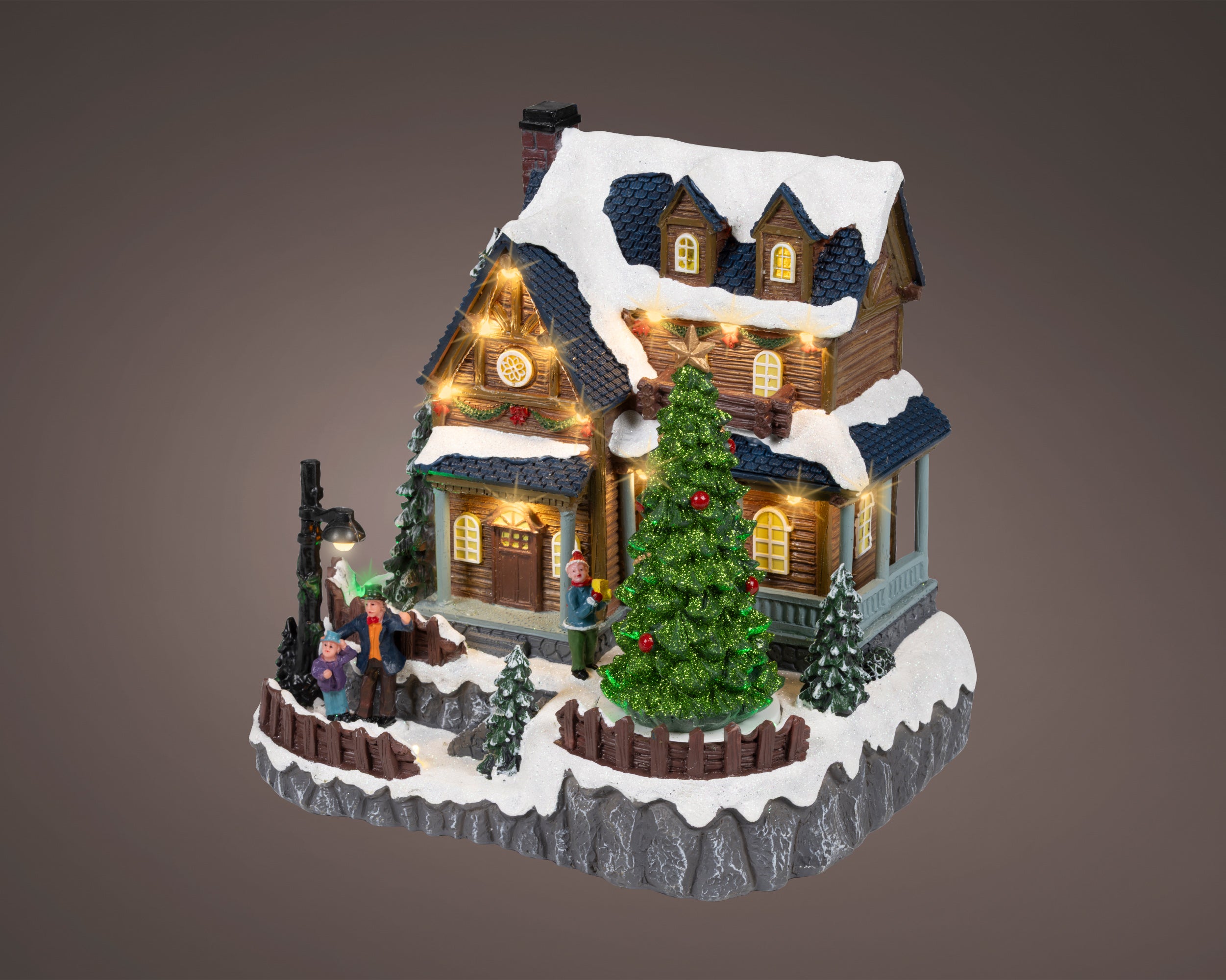 Kaemingk, Casetta Bimbo Con Albero 20x24x23 cm, ambientazione natalizia Lemax con tetto innevato, luci LED integrate, albero decorato e personaggi in famiglia sul vialetto - DeMatteis.it