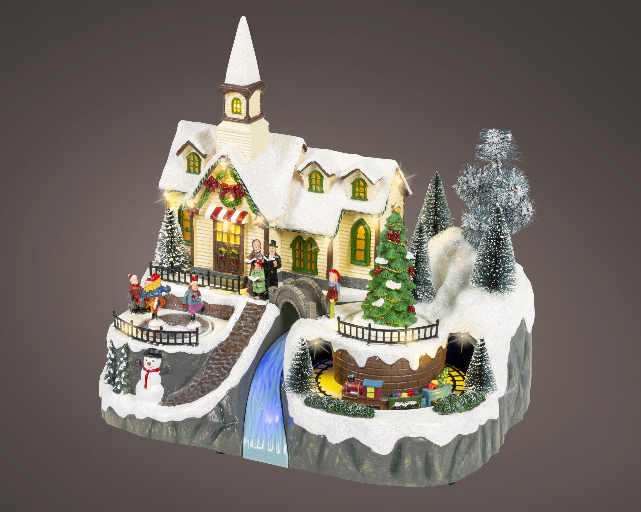 Kaemingk, Scenario Natalizio Fiume 25x35x33 cm con chiesetta innevata, alberi decorati, pattinatori e cascata luminosa, ambientazione villaggio Lemax - DeMatteis.it