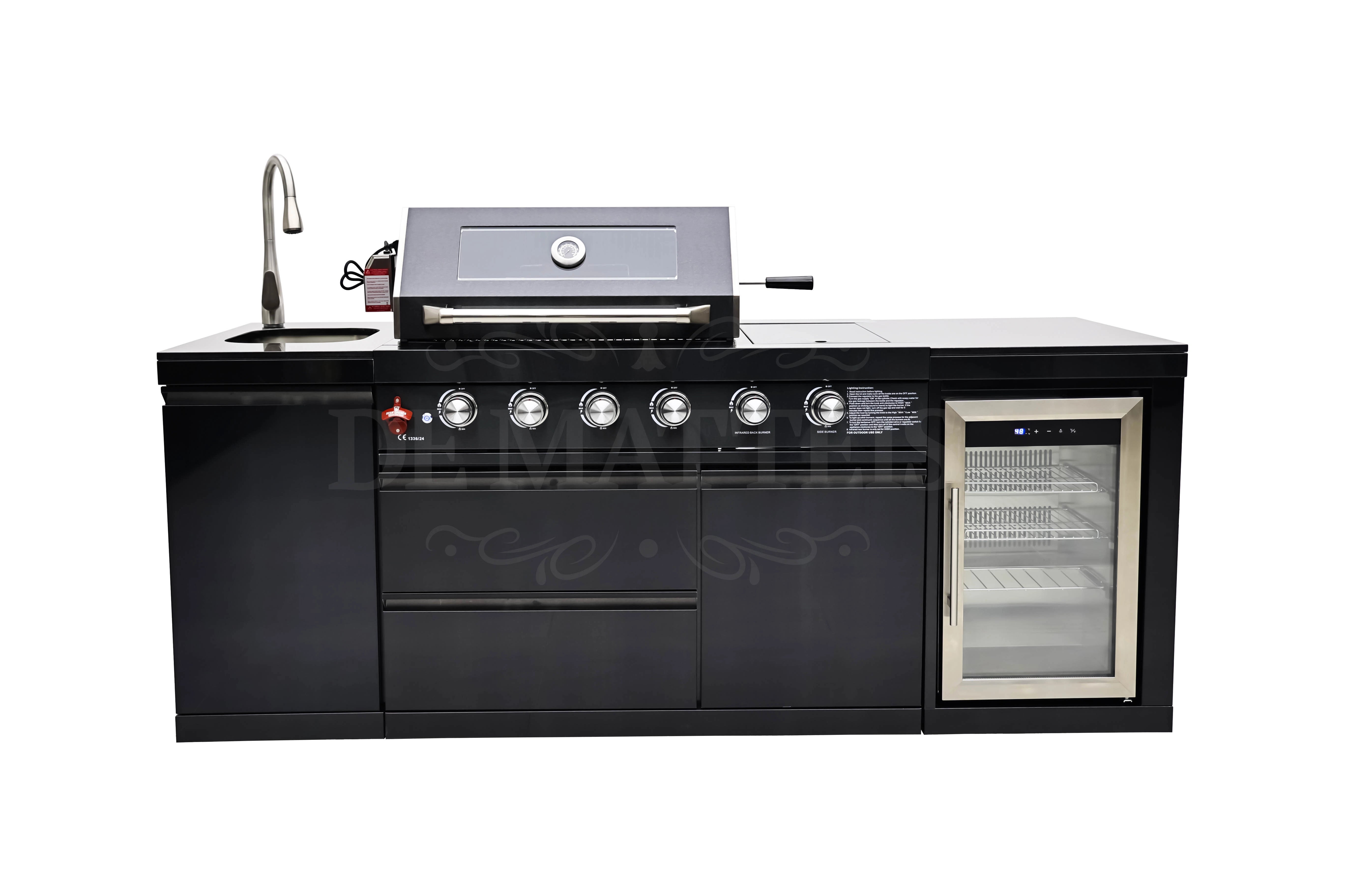 Cucina da esterno in acciaio con 4 Fornelli a gas, Girarrosto in acciaio inox nero con modulo frigorifero a vetro, lavello integrato e barbecue - Dematteis.it