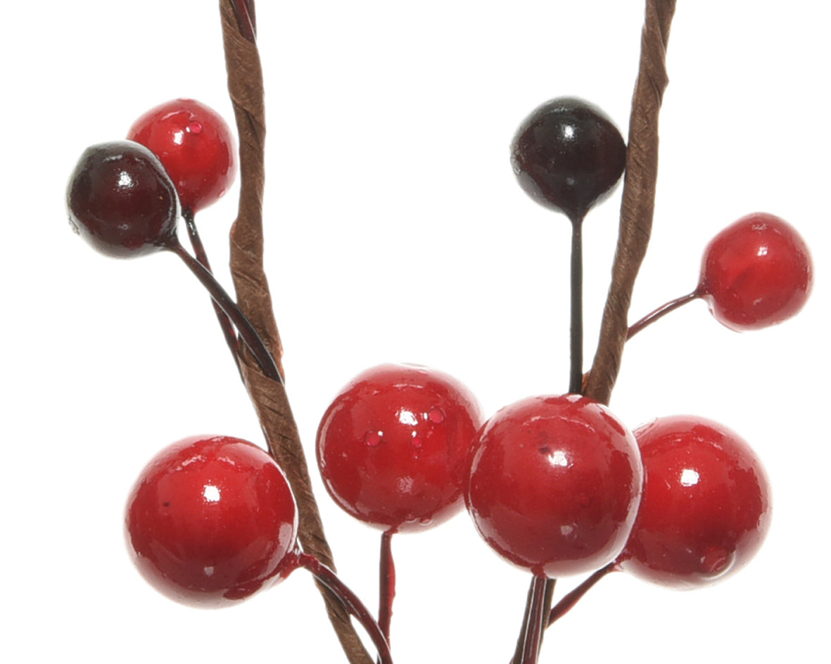Primo piano di bacche natalizie lucide rosse e bordeaux su stelo marrone, dettaglio decorazione Rametto Bacche Rosse Kaemingk | DeMatteis.it