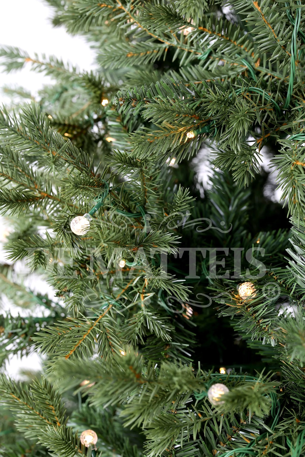 Everlands, Dettaglio Albero di Natale Rumford 180 cm con rami in pvc verde realistico e luci LED bianche calde integrate tra gli aghi - DeMatteis.it