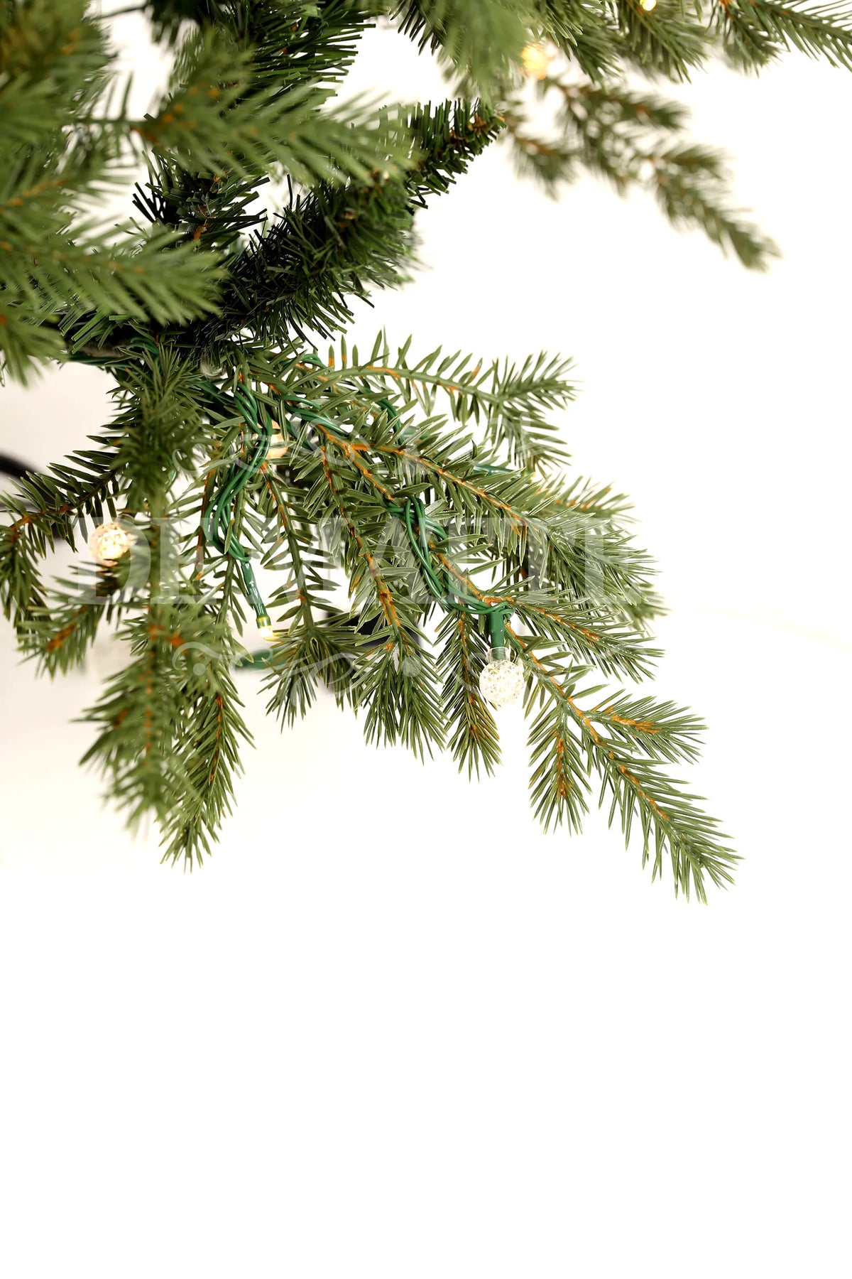 Everlands, Dettaglio rami Albero di Natale Rumford 210 cm con aghi verdi realistici e luci LED bianche integrate tra i rami - DeMatteis.it
