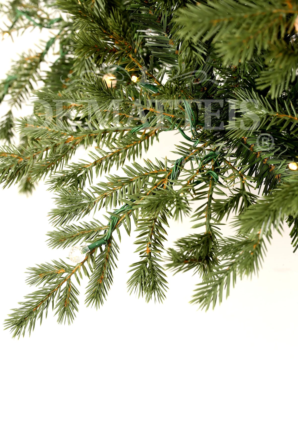 Everlands, Dettaglio dei rami verdi dell'Albero di Natale Rumford 240 cm con aghi artificiali realistici e luci LED bianche calde integrate tra le fronde - DeMatteis.it