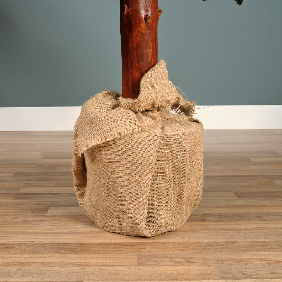 Albero Tora Pine Snowy 180 cm innevato per decorazioni natalizie con base in iuta - DeMatteis.it