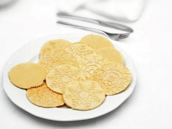 Ferro Ferratelle Elettrico 8020100: Accessorio da cucina in ferro battuto per la preparazione di tipiche ferratelle abruzzesi, dotato di manici in legno per una presa sicura. | Dematteis.it