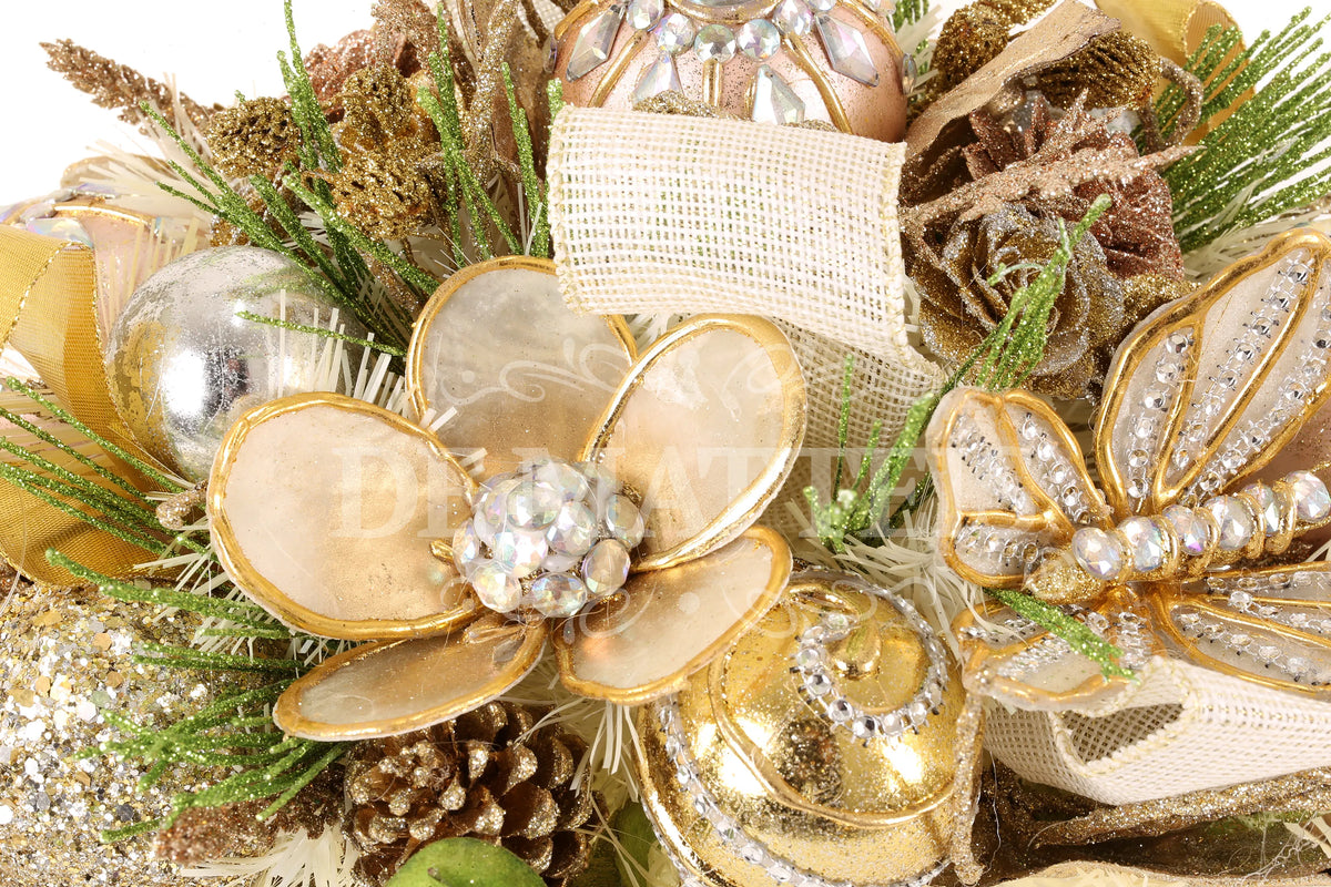 De Matteis, Centrotavola ovale champagne oro 50 cm con fiori decorativi dorati, palline natalizie glitterate, pigne, nastri in tessuto e foglie verdi - DeMatteis.it