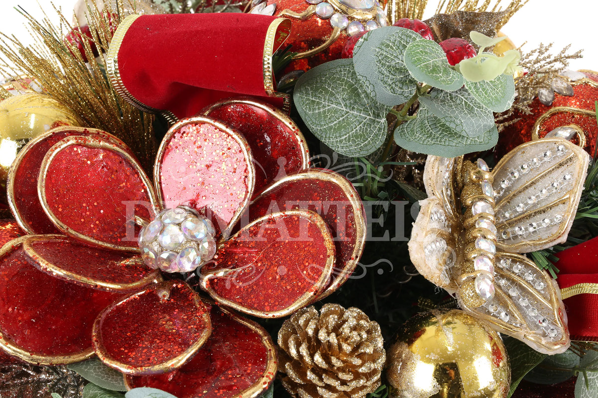 De Matteis, Dettaglio centrotavola ovale rosso oro 50 cm con fiori decorativi rossi bordati oro, farfalla dorata con perle e pigne glitterate - DeMatteis.it