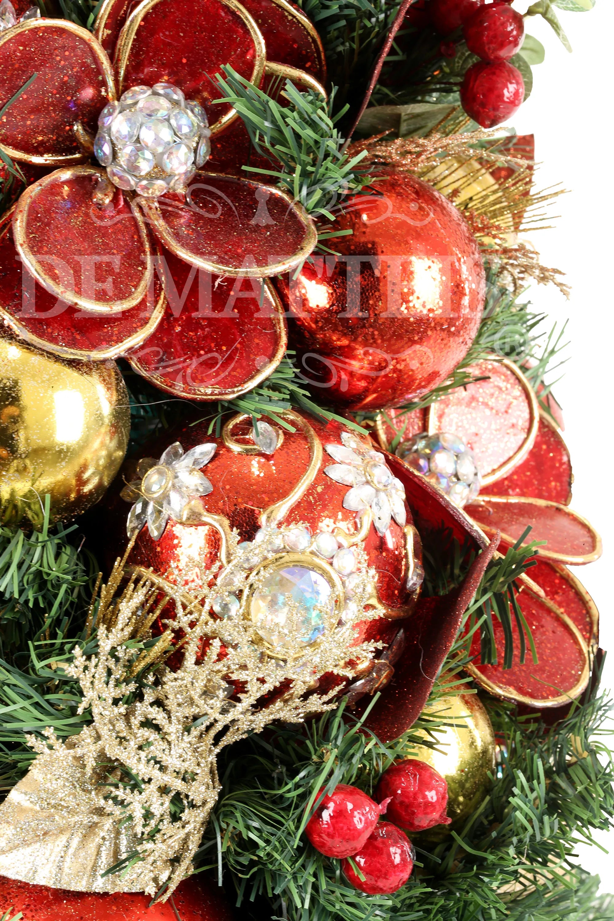 Dettaglio ornamenti albero decorato palline rosse oro perle cristalli fiocchi glitterati bacche decorazioni natalizie - DeMatteis.it