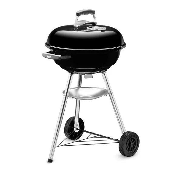 Barbecue Weber Compact Kettle 47 cm con coperchio sferico, griglia cromata, ruote integrate e sistema di ventilazione in alluminio, progettato per spazi contenuti. | Dematteis.it