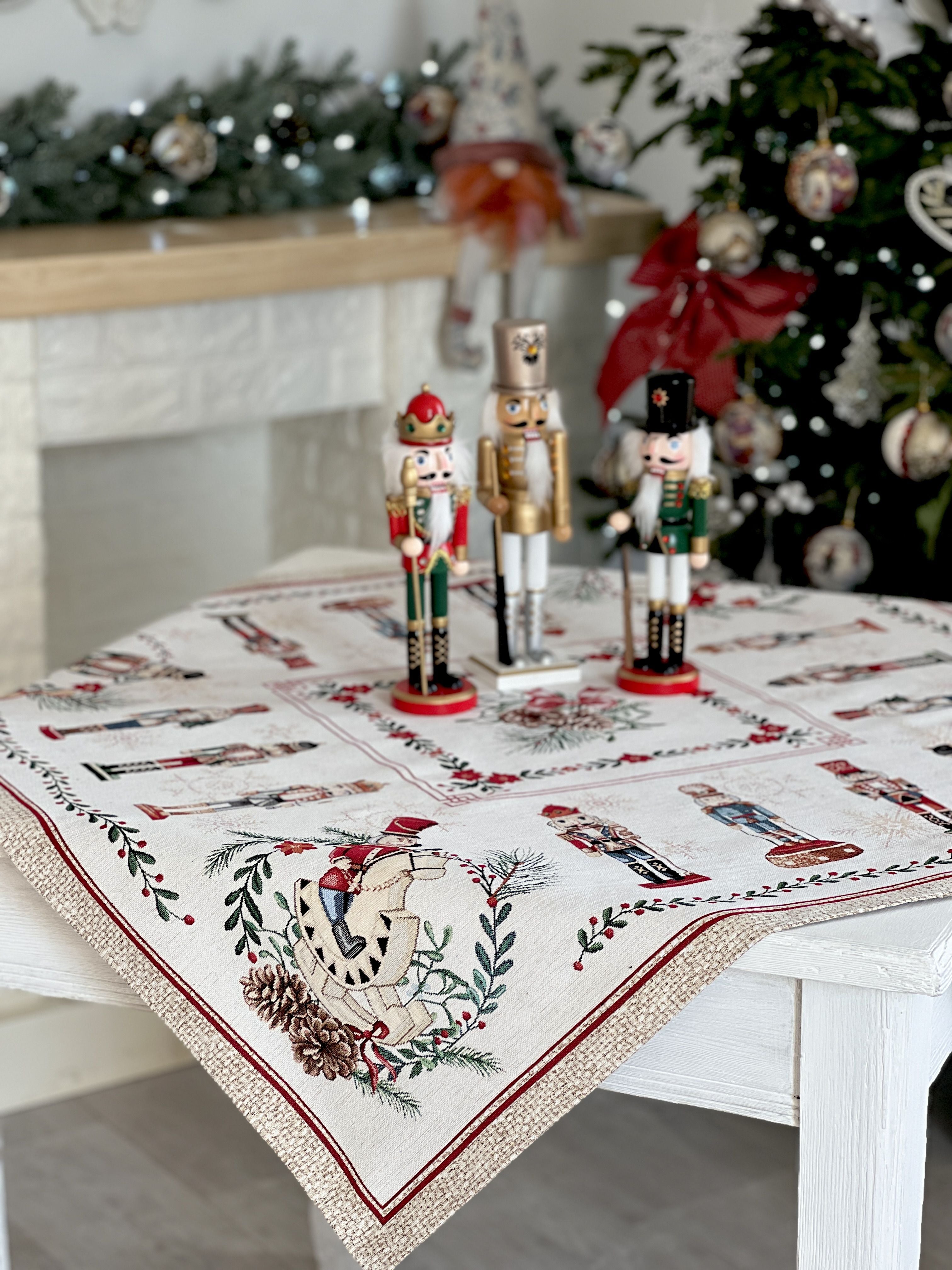 Tovaglia Natalizia Schiaccianoci 137x240 cm per decorazione tavola natalizia con motivi festivi - DeMatteis.it