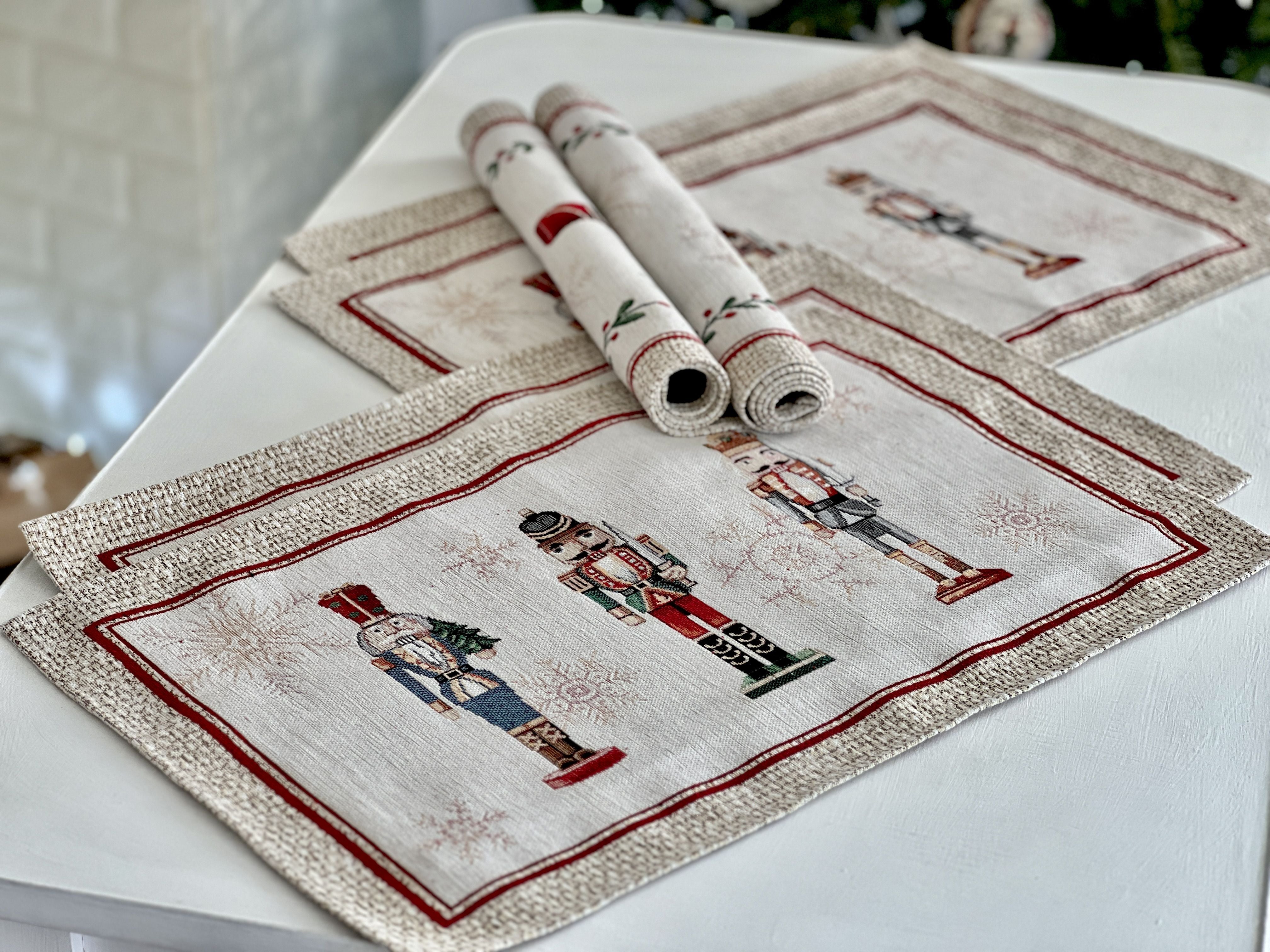 Runner Schiaccianoci 33x100 cm per decorazione tavola natalizia in tessuto con motivi tradizionali - DeMatteis.it