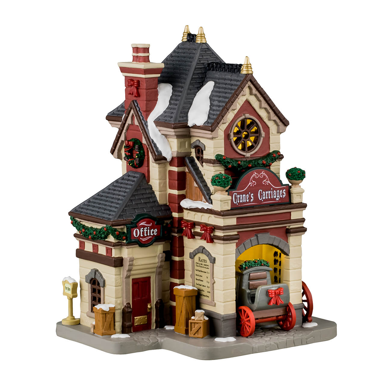 Crane's Carriages Lemax: Edificio delle Carrozze vittoriano a due piani con mattoni rossi, tetti innevati, carrozza d'epoca e decorazioni natalizie per Villaggio di Natale Lemax | Dematteis.it