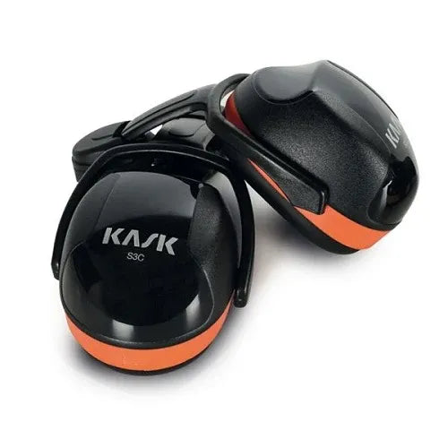 Cuffie Kask antirumore Sc3 arancione con attacco standard da 30mm, progettate per ambienti ad alta rumorosità e compatibili con tutti i caschi Kask, certificate per uso professionale e sicurezza ottimale. | Dematteis.it