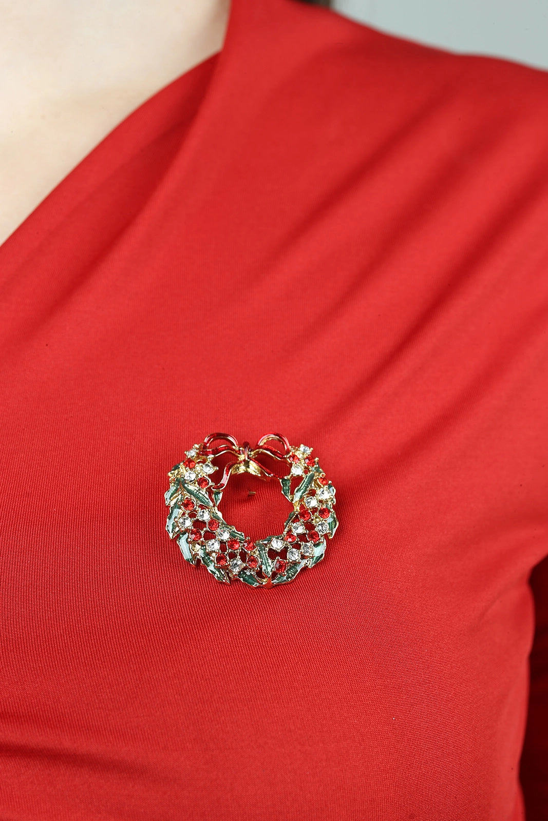 Spilla Natalizia Ghirlande Decorata accessorio per abbigliamento natalizio con strass e fiocco - DeMatteis.it