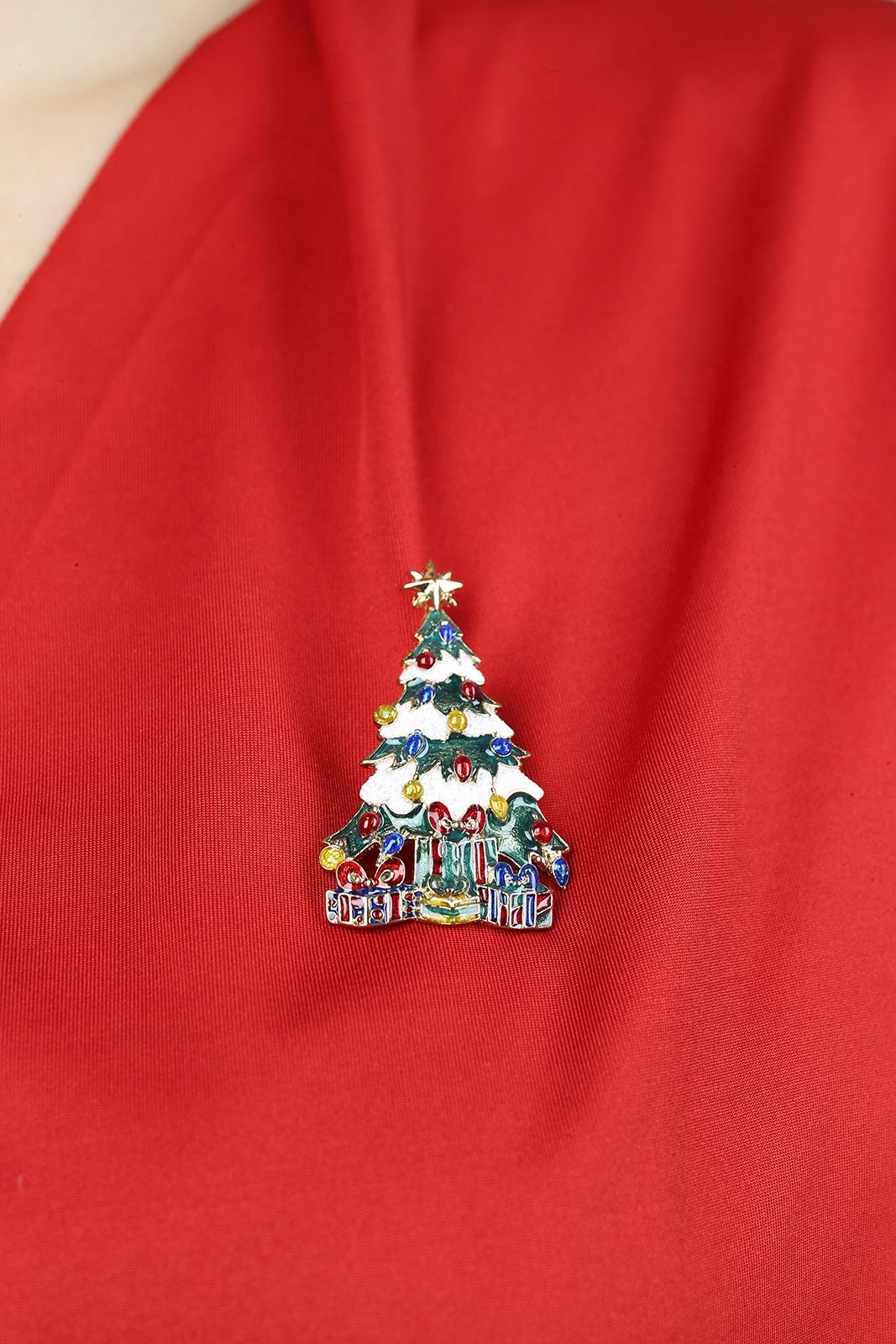 Spilla Natalizia Albero Di Natale Innevato accessorio decorativo per abbigliamento con dettagli colorati - DeMatteis.it