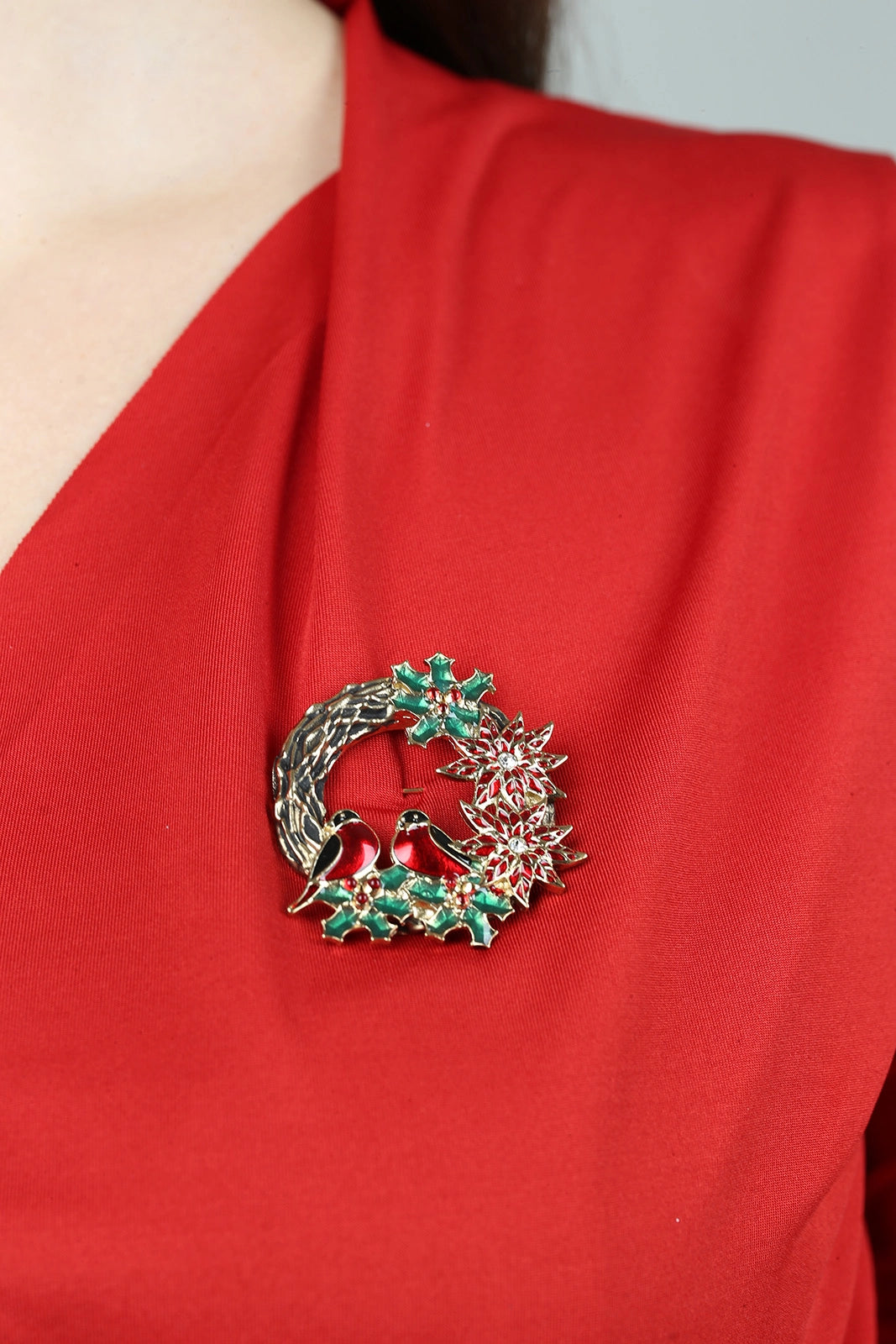 Spilla Natalizia Corona Con Uccellini accessorio decorativo natalizio con corona intrecciata e uccellini - DeMatteis.it