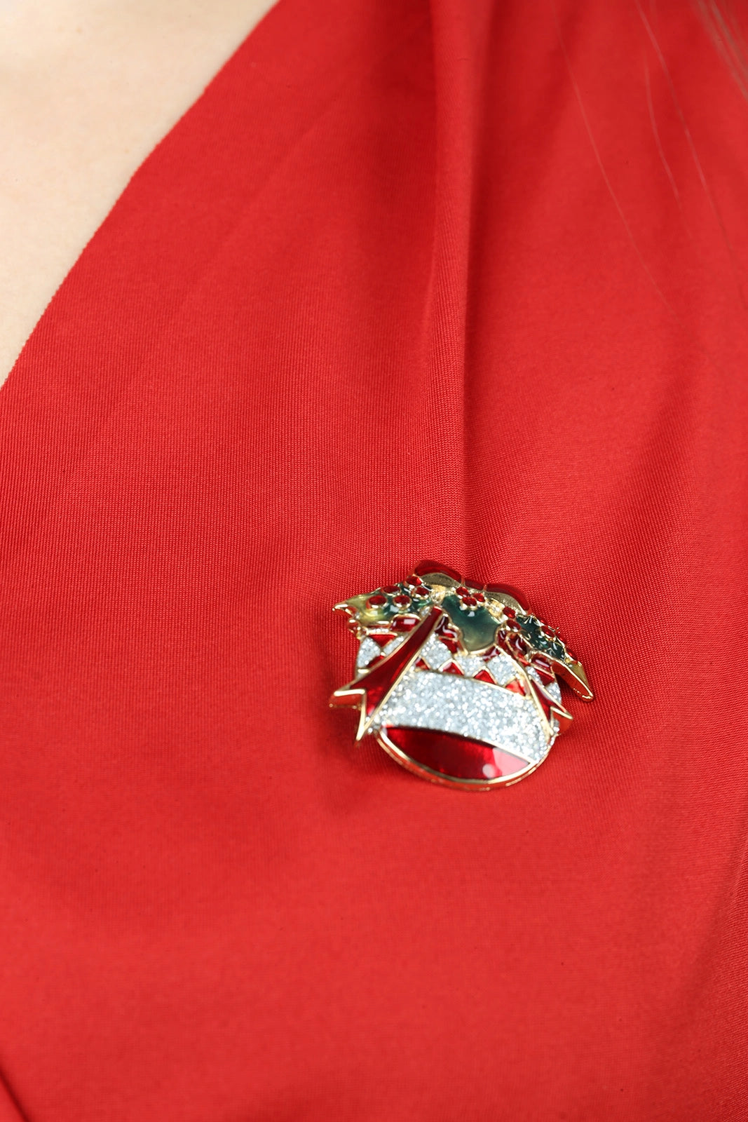 Spilla Natalizia Palla Di Natale decorativa per abbigliamento natalizio con dettagli metallici - DeMatteis.it