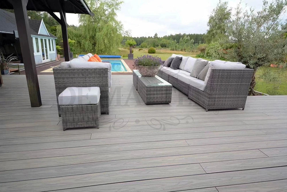 De Matteis, Listone Wpc Chiaro 13,8x220 Sp 2,3 cm per pavimentazione esterna con texture effetto legno naturale chiaro posato su terrazza con arredi - DeMatteis.it