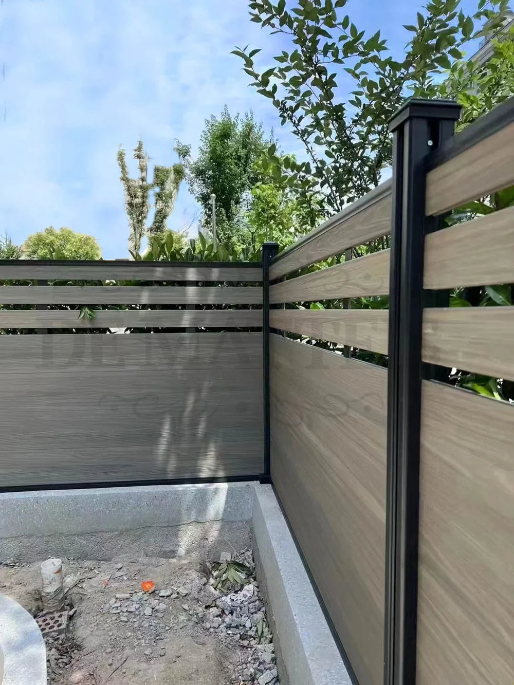 De Matteis, Listone WPC chiaro 13,8x220 sp 2,3 cm installato come recinzione con struttura metallica nera e venature effetto legno naturale - DeMatteis.it
