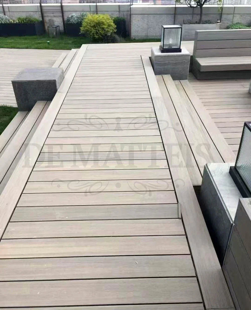 De Matteis, Listone WPC chiaro 13,8x220 sp 2,3 cm installato in terrazza con finitura effetto legno naturale e venature longitudinali per pavimentazione esterna - DeMatteis.it