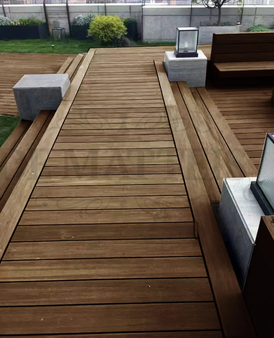 De Matteis, Listone Wpc Teak E Noce 13,8x220 sp 2,3 cm installato su terrazza esterna con pavimentazione a doghe dalle tonalità calde del legno e finitura antiscivolo - DeMatteis.it