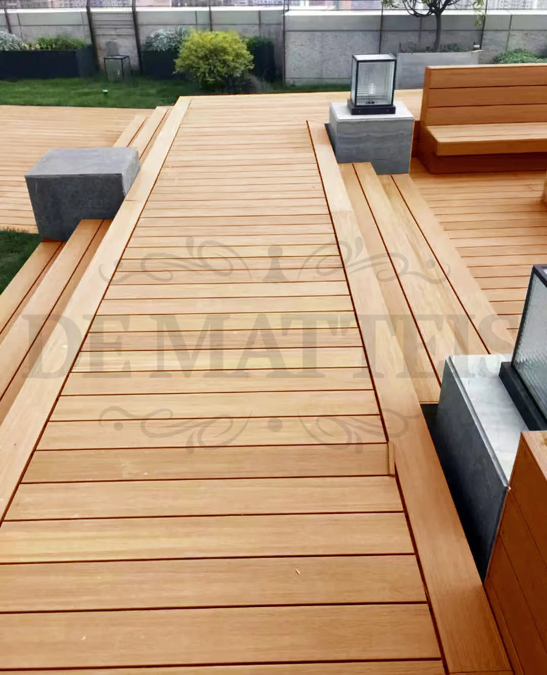 De Matteis, Listone Wpc Teak E Noce 13,8x220 Sp 2,3 cm installato su terrazza esterna con venature naturali del legno e finitura opaca antiscivolo - DeMatteis.it