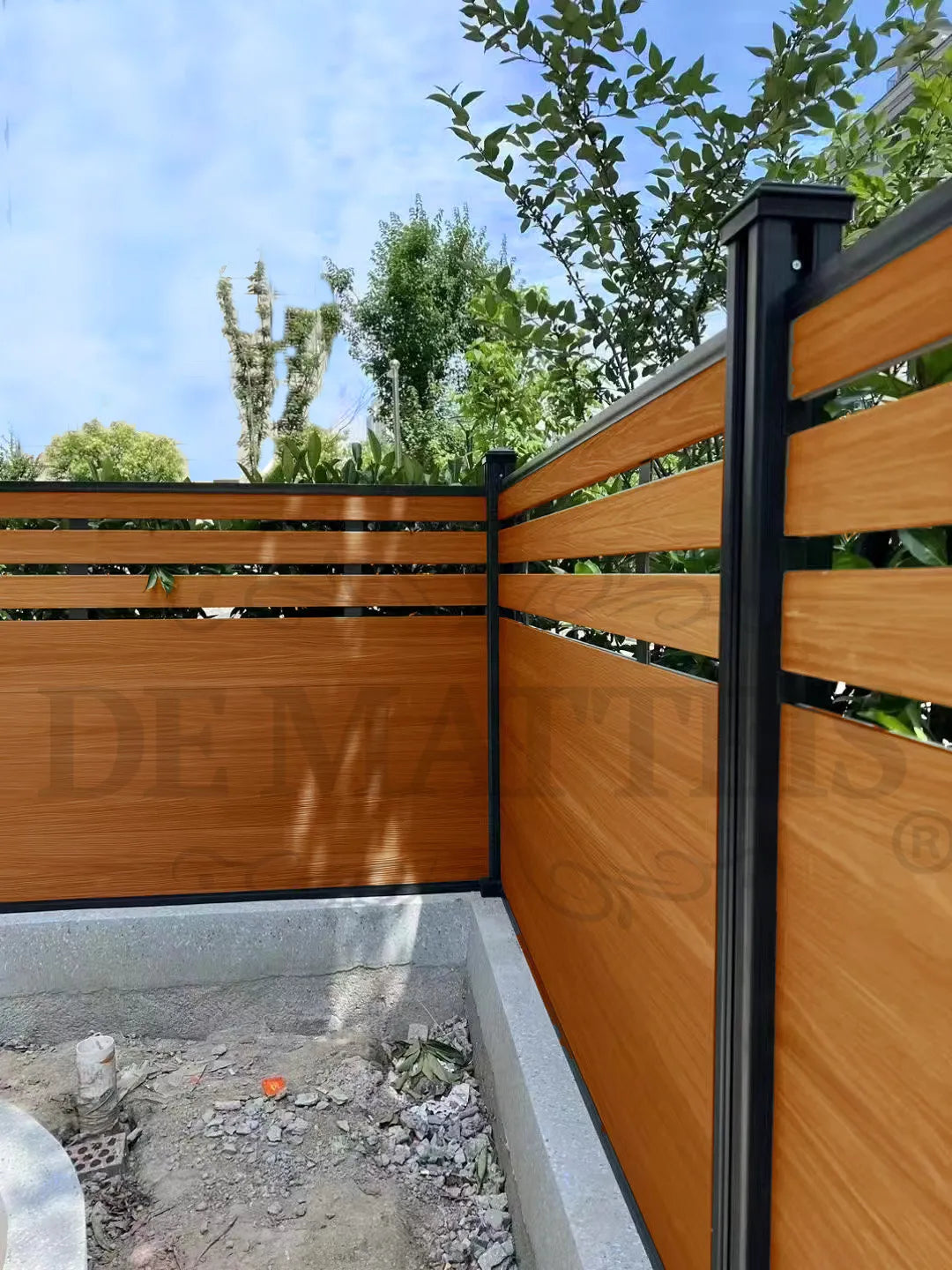 De Matteis, Listone Wpc Teak E Noce 13,8x220 sp 2,3 cm installato come recinzione esterna con struttura metallica nera e finitura effetto legno - DeMatteis.it