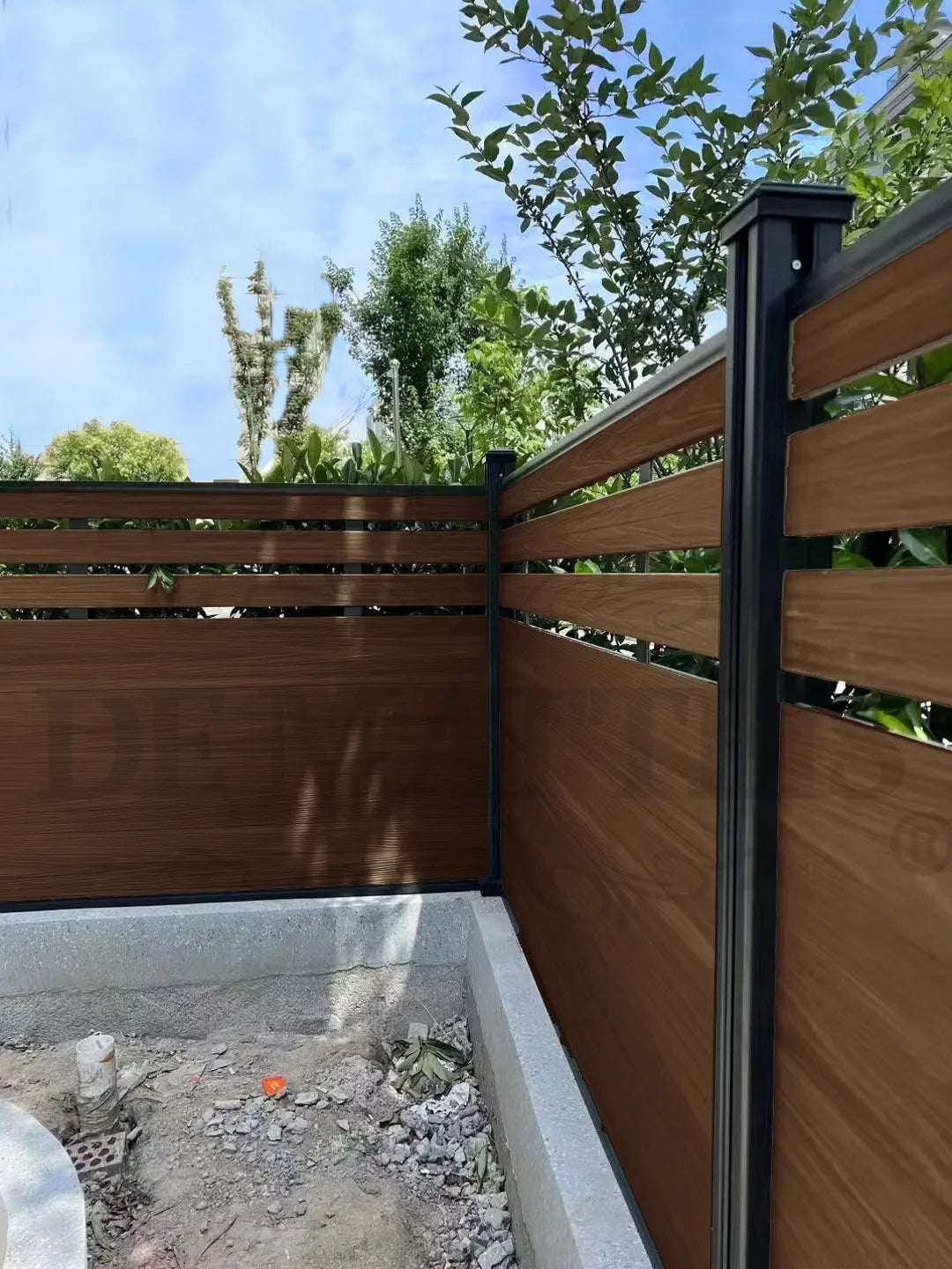 De Matteis, Listone Wpc Teak E Noce 13,8x220 Sp 2,3 cm installato come recinzione esterna con struttura in metallo nero e venature del legno naturali - DeMatteis.it