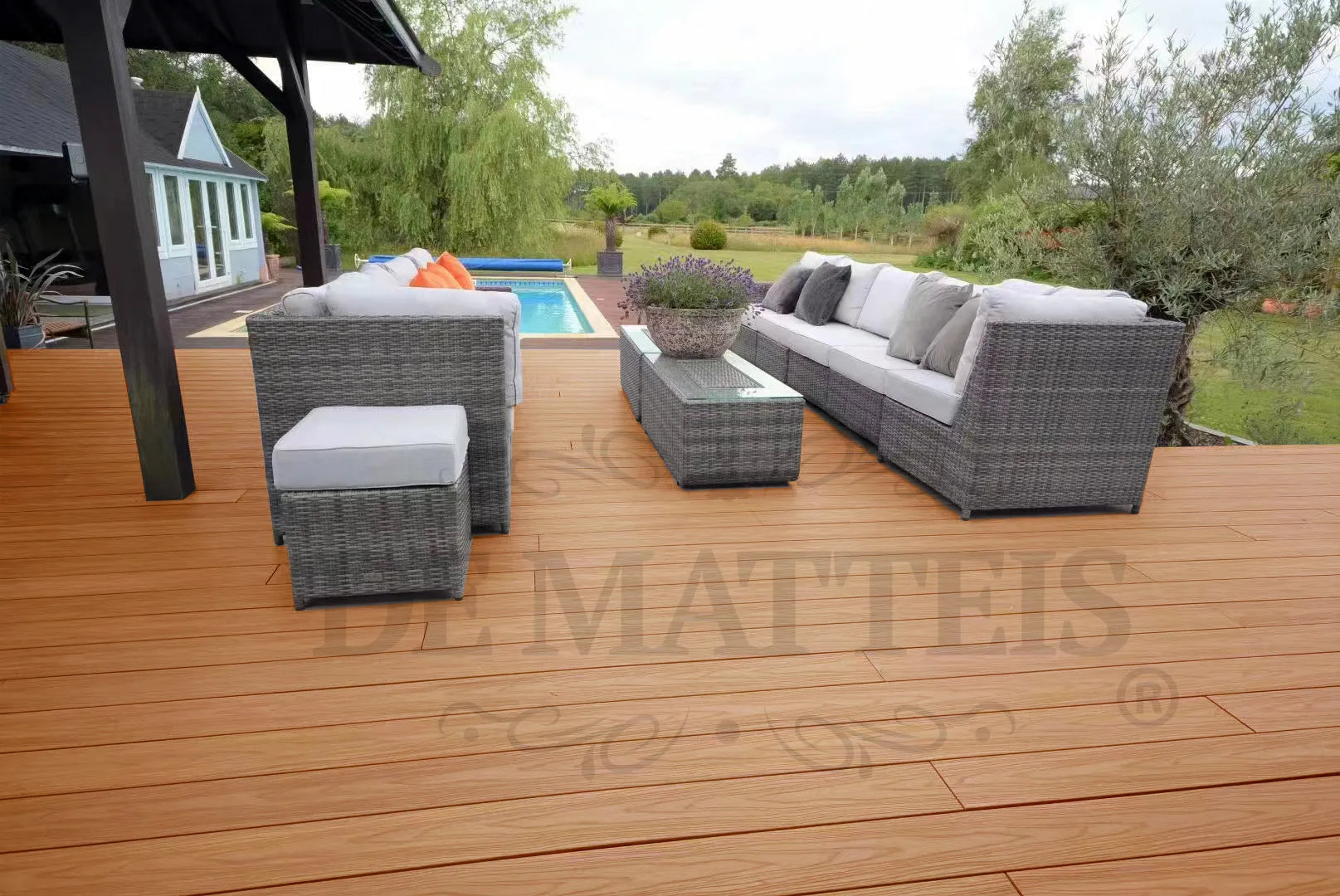 De Matteis, Listone Wpc Teak E Noce 13,8x220 sp 2,3 cm installato su terrazza con effetto legno naturale e venature calde marroni - DeMatteis.it