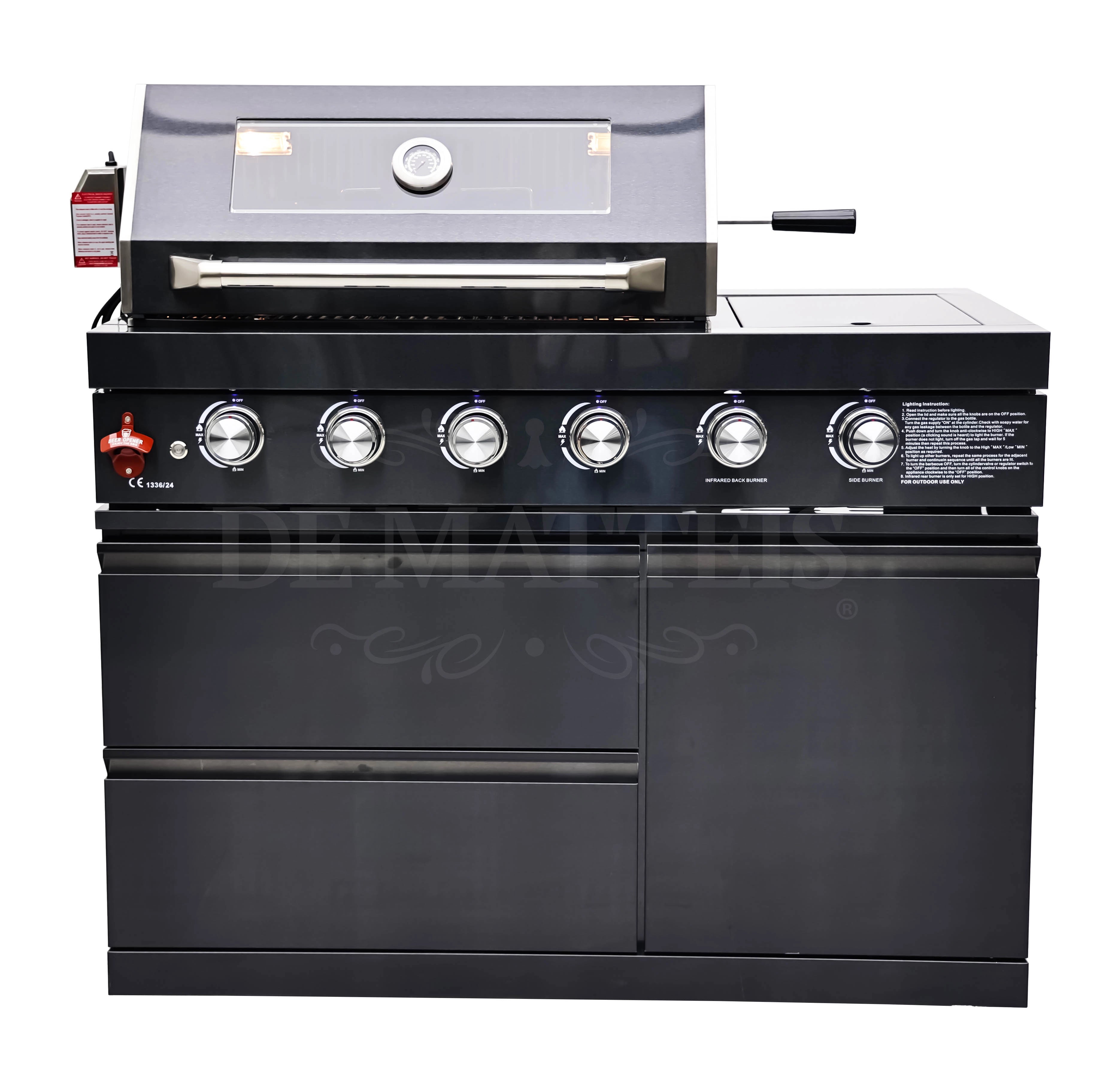 De Matteis, Barbecue a gas Pro 4 fornelli e girarrosto in acciaio inox nero con 6 manopole cromate, termometro, cassetto e decorazioni eleganti sui pannelli - DeMatteis.it