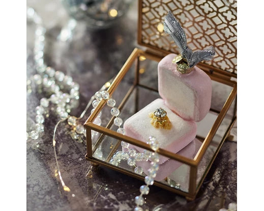 Pendente Vetro Scatola Con Anello contenitore decorativo in vetro con struttura metallica dorata dimensioni 4,8 x 6,5 x 7 cm - DeMatteis.it