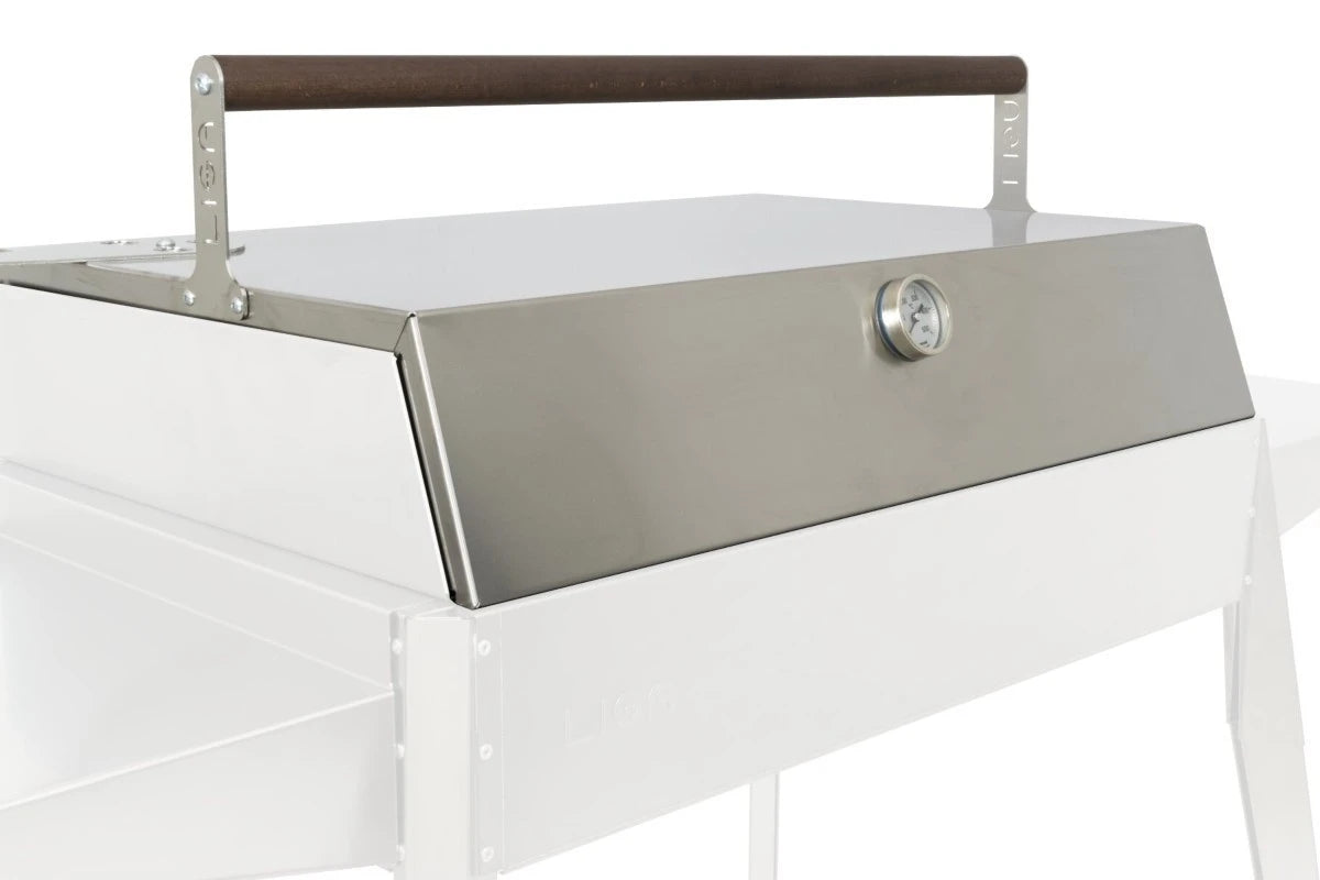 Kit Forno Barbecue Etna Lisa montato su barbecue con coperchio in acciaio inox, termometro integrato e elegante maniglia con inserto in legno | Dematteis.it