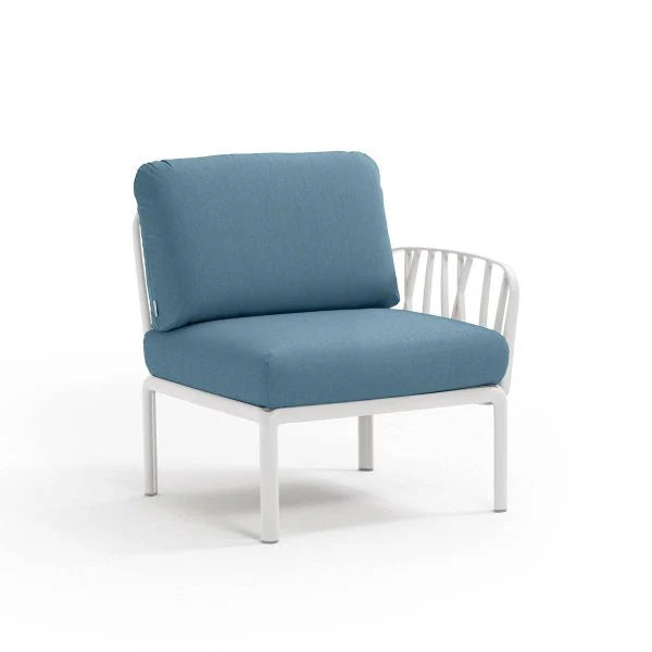 Elemento terminale Komodo Nardi in tonalità bianco adriatic sunbrella, ideale per composizioni modulari outdoor, con bracciolo configurabile a destra o sinistra e cuscini ergonomici. | Dematteis.it