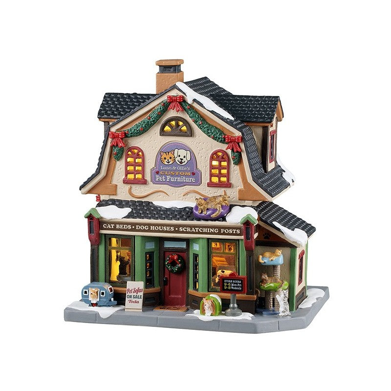 Luna & Ollie's Custom Pet Furniture Lemax: edificio natalizio a due piani del Villaggio Lemax con insegna per animali, tetto innevato e decorazioni festive, perfetto per collezionisti. | Dematteis.it