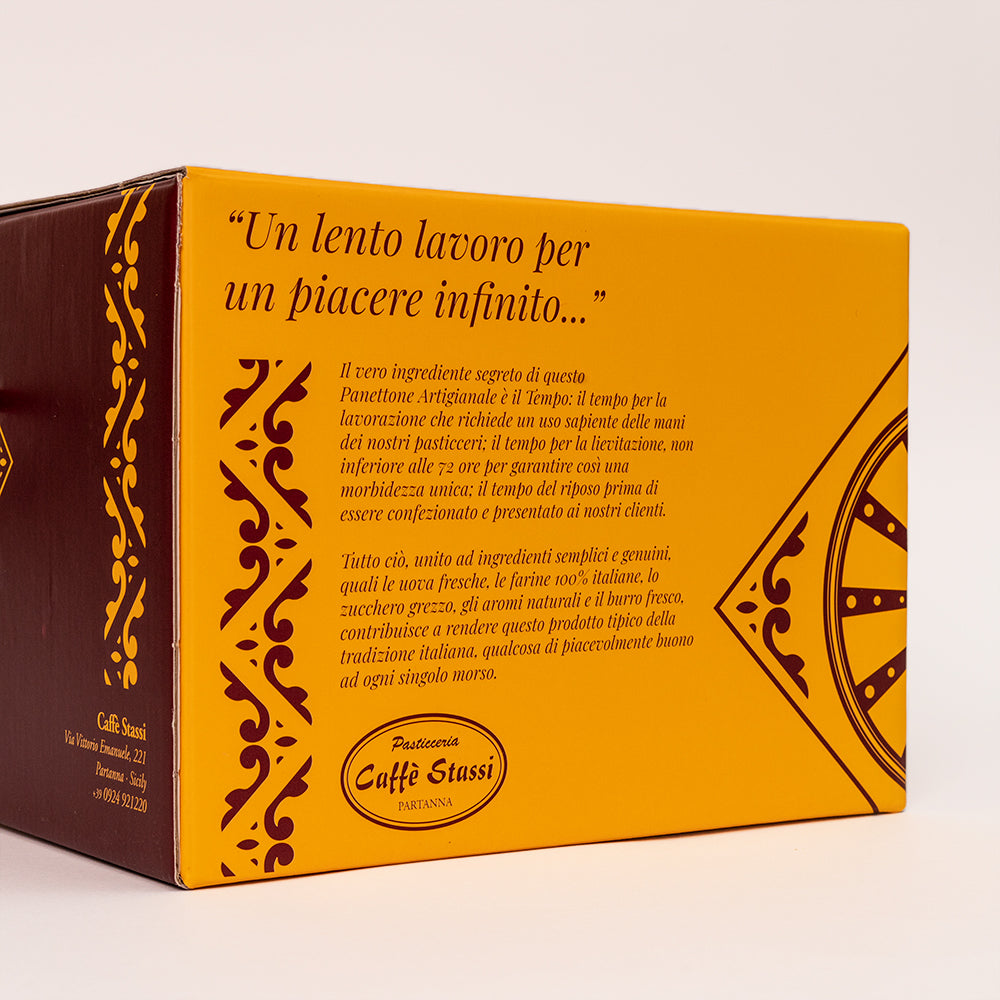 Vista laterale confezione panettone artigianale cioccolato bianco maracuja Sicilia con descrizione tradizione italiana - DeMatteis.it